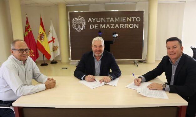 Firma del contrato para la renovación integral de parques infantiles en Mazarrón