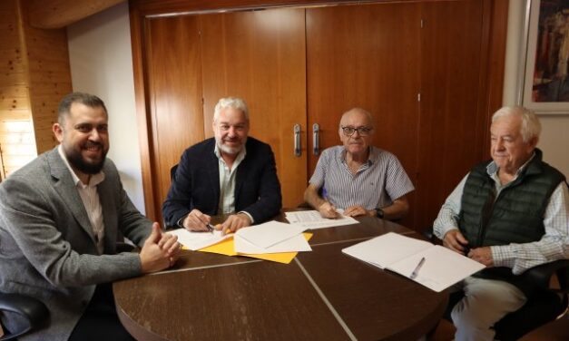El alcalde firma un convenio de colaboración con la Asociación de Vecinos de Bolnuevo