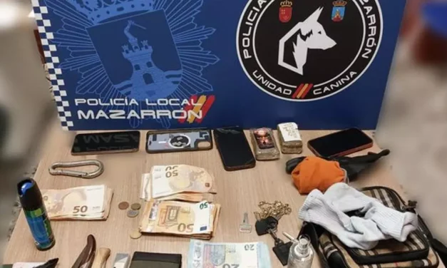 Tres detenidos en Mazarrón por tráfico de drogas al ser pillados con hachís y 3.000 euros en el coche