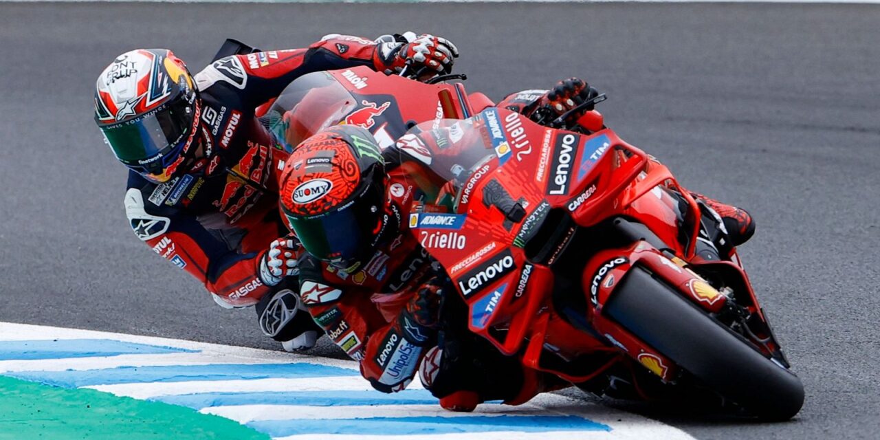 Bagnaia aprovecha una caída de Pedro Acosta para ganar el sprint; Márquez, 3º • El de Mazarrón se fue al suelo cuando lideraba la carrera