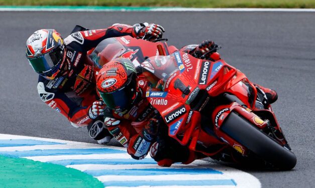 Bagnaia aprovecha una caída de Pedro Acosta para ganar el sprint; Márquez, 3º • El de Mazarrón se fue al suelo cuando lideraba la carrera
