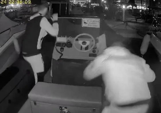 Intentan robar una lancha neumática en Mazarrón Raul Hernandez La Verdad de Murcia Desde el sector náutico denuncian un aumento de sustracciones de embarcaciones destinadas al tráfico de drogas o utilizadas por las mafias de la inmigración ilegal La Guardia Civil busca a dos hombres que el jueves por la noche intentaron robar una lancha neumática que estaba atracada en el muelle del puerto deportivo en Mazarrón. Los ladrones fueron captados pasadas las diez y media de la noche por una cámara de seguridad y ahuyentados por una alarma cuando intentaban llevarse la embarcación. «Estaban muy organizados. En treinta segundos uno de ellos quitó un mosquetón que tenemos en la argolla de la proa y rompió la patronera para dejarla descubierta, mientras que el otro fue directo al motor. Toda esta operación en medio minuto», señalaron las fuentes Según denuncian desde la Estación Náutica Mar Menor, se trata de un caso más de la decena de robos que llevan denunciando desde hace meses en puertos de La Azohía, San Pedro del Pinatar, Cabo de palos y Mazarrón. «Es un sin vivir. Siempre se escucha lo de las lanchas de los narcos y nadie sabe de dónde salen esas lanchas. Son lastre para toda la gente que, trabajando muy duro, se parte la espalda cada día para tener sus barcos para el trabajo», explican los denunciantes. Suscríbete y disfruta una experiencia sin límites. Entérate de las noticias que importan, mantente al día con los últimos acontecimientos y profundiza en el análisis de la actualidad. Disfruta de acceso sin límites a nuestras secciones desde cualquier dispositivo.   El pasado mes de agosto, varios centros de buceo de la diputación cartagenera de Cabo de Palos y San Pedro denunciaron una oleada de robos de zódiacs y reclamaron más seguridad en las zonas portuarias. Uno de estos centros llegó a sufrir dos robos y un intento de robo en un mismo mes. Este tipo de naves, las llamadas ‘gomas’, suelen utilizarlas los traficantes de droga como narcolancha para el envío de hachís desde Marruecos a las costas del sur y el levante de España; también las emplean las mafias de la inmigración ilegal como surtidoras de combustible a las pateras que trasladan apersonas de forma irregular desde el norte de África, según aclararon fuentes cercanas al caso.