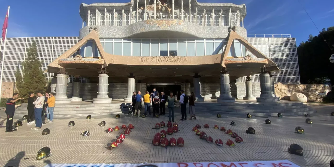 Los bomberos movilizan a sus señorías de la Asamblea Regional