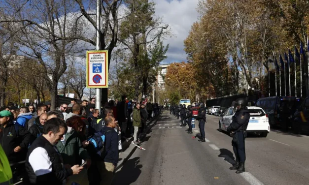 Representantes del sector pesquero protestan en Madrid contra la propuesta del arrastre en el Mediterráneo