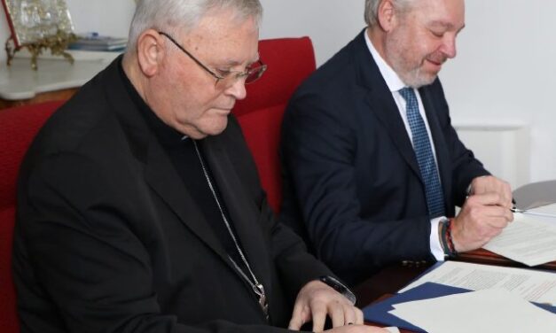 Firma del convenio para la restauración de la parroquia de San Antonio de Padua