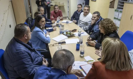 La consejera pide la revisión del estado de los caladeros antes de restringir los días de pesca