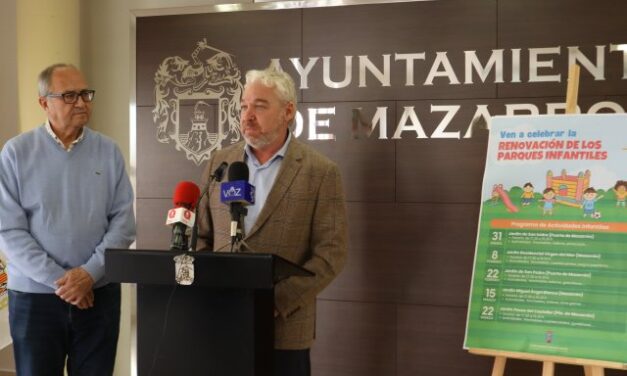 El alcalde y el concejal de Parques y Jardines han presentado las actividades para celebrar la renovación de los parques infantiles