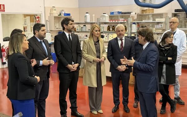 Nuestro alcalde, @gines_campillo, ha asistido a la visita del ministro de Cultura en una visita al Centro Nacional de Conservación Subacuática ARQVAtec