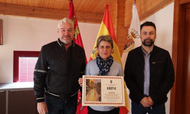 Entrega del cheque de 1.327€, a ASAFAD, cantidad recaudada por la venta del Libro de las Fiestas Patronales de Mazarrón 2024.