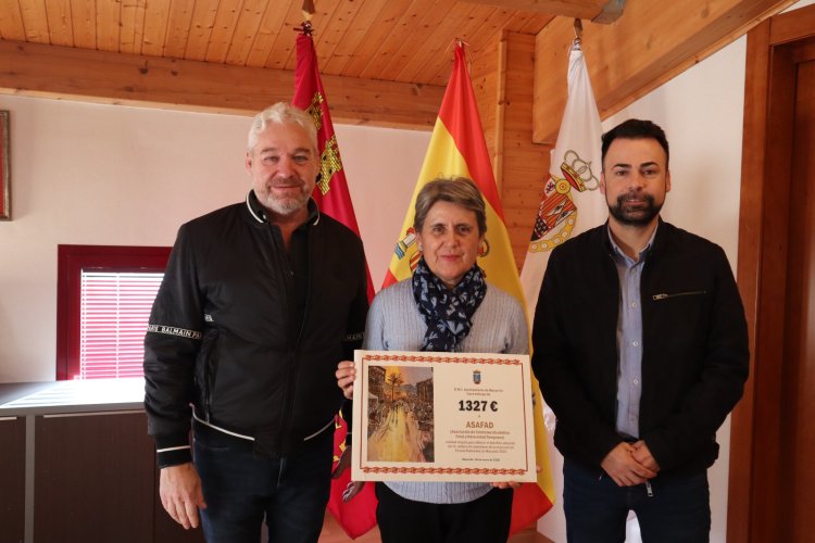 Entrega del cheque de 1.327€, a ASAFAD, cantidad recaudada por la venta del Libro de las Fiestas Patronales de Mazarrón 2024.