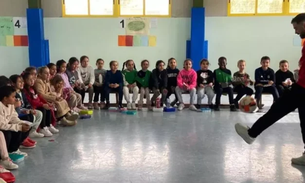 Los alumnos del CEIP Bahía Puerto de Mazarrón, inspirados por el fútbol sala