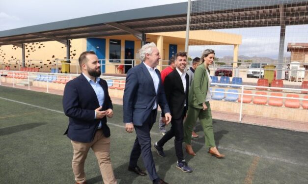 Finalizan las obras para instalar una pérgola metálica en el graderío del Complejo Deportivo de Mazarrón