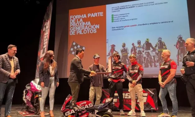 Motociclismo  Acosta da una clase de educación vial a escolares de San Javier