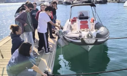 Medio centenar de estudiantes de Mazarrón, Alcantarilla y la ciudad portuaria prueban sus dispositivos remotos, elaborados en sus institutos, en el puerto deportivo Yacht Port