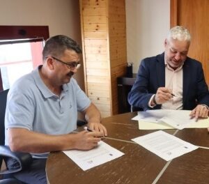 El alcalde ha firmado la adquisición de una de las viviendas tuteladas