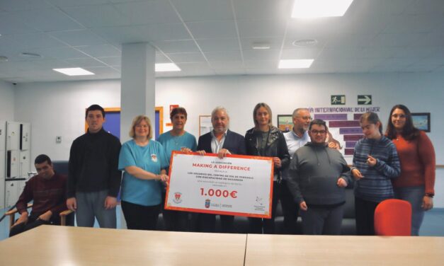 La asociación ‘Make a Difference’ dona 1.000 euros a los usuarios del Centro de Día