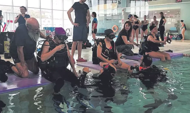 Día de la Mujer  Todas iguales en el Azul: bautismo de buceo para mujeres por el 8M en Murcia