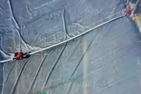 Rescatan a un hombre y su perro tras caer en una balsa de riego en Mazarrón
