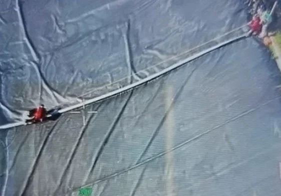 Rescatan a un hombre y su perro tras caer en una balsa de riego en Mazarrón