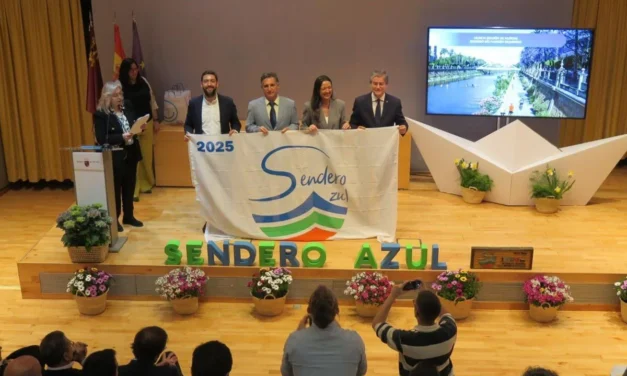 La Región de Murcia es galardonada como la región uniprovincial con más senderos azules El Instituto de Turismo ha acogido la entrega de los premios Sendero Azul, a la que han asistido representantes de todas las comunidades autónomas La Región de Murcia es líder nacional en cuanto a la incorporación de nuevos senderos azules en 2025, con un total de 11. El Instituto de Turismo acogió este miércoles el acto de entrega nacional de los galardones. La consejera de Turismo, Cultura, Juventud y Deportes, Carmen Conesa, que presidió el acto junto con el presidente de la Asociación de Educación Ambiental y del Consumidor, José Palacios, felicitó esta iniciativa «que pone en valor los recursos naturales y patrimoniales de distintas rutas por todo el país y en la que la Comunidad se ha destacado por ser la primera región uniprovincial en número de senderos azules, con un total de 26 distribuidos en 12 municipios». Además, según recordó, «con este dato somos la segunda comunidad en el conjunto de España en senderos azules, sólo por detrás de Galicia y empatados con la Comunidad Valenciana». Carmen Conesa señaló que es «un orgullo« que la Región haya sido elegida anfitriona de esta nueva edición de la entrega de los galardones Sendero Azul, a la que asistieron representantes de todas las comunidades autónomas y de 40 entidades de todo el país para recoger su reconocimiento. «Que este acto tenga lugar aquí, en la comunidad que más senderos ha sumado este año, es un reconocimiento a nuestros paisajes y nuestra riqueza natural, así como al compromiso de nuestros municipios con la gestión medioambiental y con un modelo de turismo sostenible y de calidad, reforzando nuestro papel como referente en la conservación y promoción de estos espacios», afirmó la consejera. Del mismo modo, el jurado de Sendero Azul celebró el millar de kilómetros de red nacional seleccionando el sendero azul denominado Puerto de Cartagena, que recibió un hito conmemorativo del kilómetro 1.000 y fue la candidatura mejor valorada. Es un sendero que ya se galardonó por primera vez en 2019 y que está renovado, ya que ha presentado una ampliación de 450 metros sobre el trazado inicial. El programa Sendero Azul es una iniciativa promovida y desarrollada por la Asociación de Educación Ambiental y del Consumidor (Adeac), la misma que gestiona las Banderas Azules en España, uno de los mayores galardones medioambientales de prestigio internacional. España figura como líder con 638 playas premiadas en 2024 (11 más que en 2023), 102 para puertos deportivos (5 más que en 2023) y 7 para embarcaciones turísticas (2 más que en 2023). En total, los 26 senderos azules con que cuenta en la actualidad la Región de Murcia se extienden a lo largo de más de 150 kilómetros, el 15% de la extensión actual de la red nacional. Los 11 nuevos senderos galardonados este año en la Región han sido el Sendero Azul Tres Bahías en Águilas; el Sendero Saludable en Archena; el Sendero de El Bayo en Calasparra; el itinerario peatonal y ciclista de Lorquí a Los Palacios y la ruta Urbana avenida Ginés Asensio en Lorquí. Mazarrón cuenta asimismo con dos nuevos senderos azules, El Alamillo-La Alameda-Las Balsicas y la Variante Calas de Bolnuevo-Sierra de las Moreras. Mula también amplía su red con la Ruta de los 10.001 pasos y el Sendero de la Umbría del Bosque de Espuña. Murcia se estrena en esta nómina con el Sendero Río Margen Izquierdo y Yecla consigue un nuevo sendero Azul con la Vía Verde del Chicharra. Estos se suman a los 15 senderos azules regionales con los que se saldó 2024, y que están repartidos por los municipios de Cartagena, San Pedro del Pinatar, Mazarrón, Águilas, Ceutí, Abarán, Archena, Mula y Yecla.