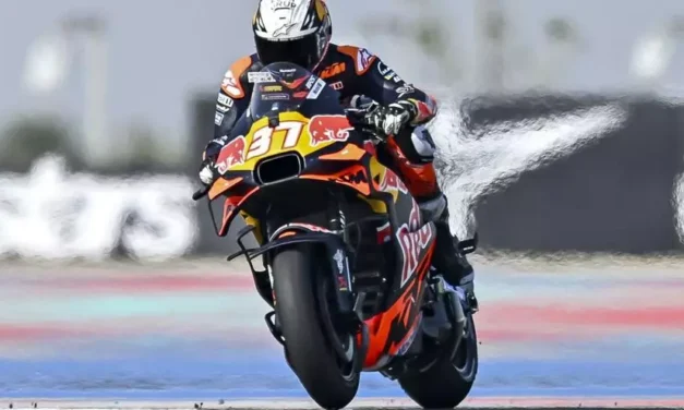 Con 20 años y 183 días, el piloto de La Ñora hace historia al ser el primer murciano que gana una carrera de MotoGP en un Gran Premio de Indonesia donde se vive un doblete con Pedro Acosta en la segunda plaza