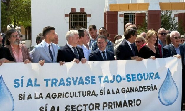 El alcalde de Mazarrón asiste al acto institucional contra el recorte del trasvase Tajo-Segura