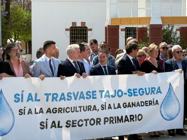 El alcalde de Mazarrón asiste al acto institucional contra el recorte del trasvase Tajo-Segura