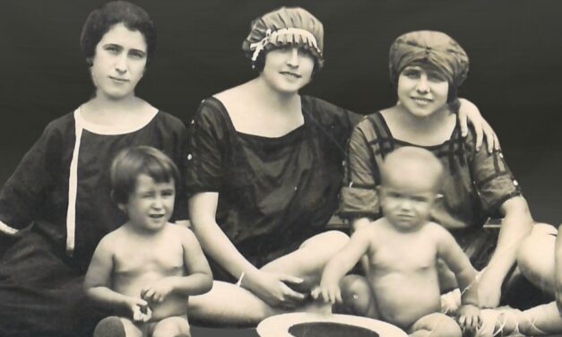Mazarrón inaugura «Álbum de estío»: una exposición fotográfica para viajar a los veranos del pasado