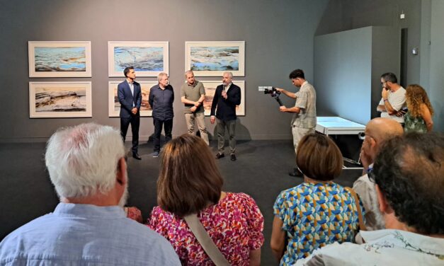 El alcalde de Mazarrón, Ginés Campillo, asiste como invitado de honor a la exposición “Susaña, paisaje detenido”