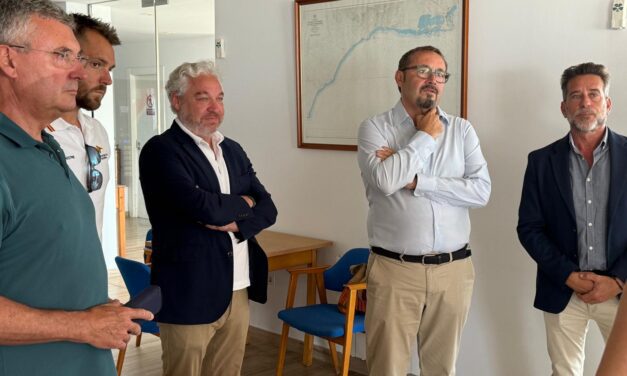 Ginés Campillo acompaña al consejero de Fomento en una visita institucional a los puertos del municipio