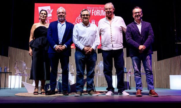Ginés Campillo comparte coloquio con Paco Marhuenda, y los diputados murcianos Miriam Guardiola y Joaquín Martínez en Mares de Papel