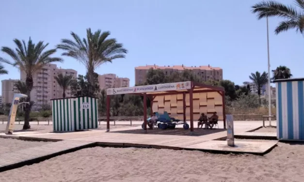 La Región suma este verano más playas ‘sin barreras’ y con baño adaptado dentro del mar