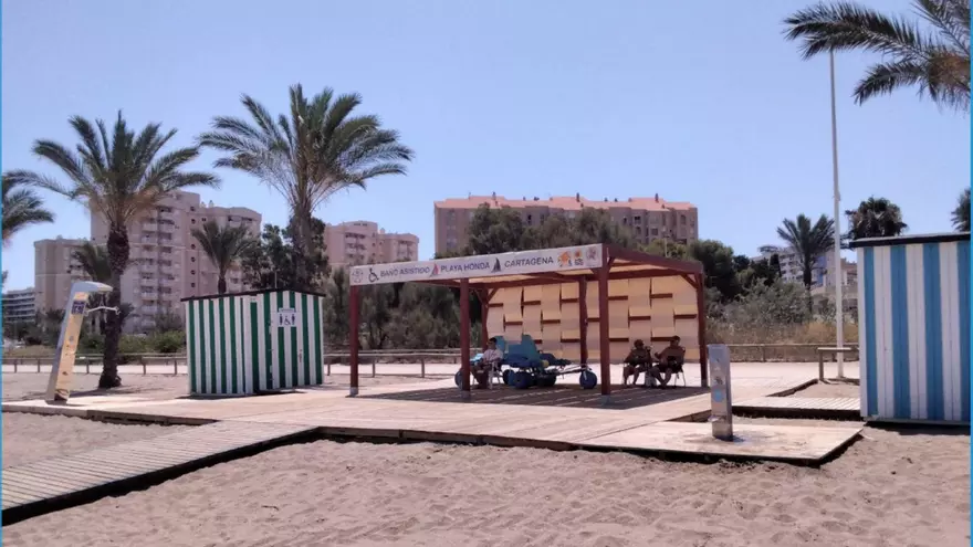 La Región suma este verano más playas ‘sin barreras’ y con baño adaptado dentro del mar