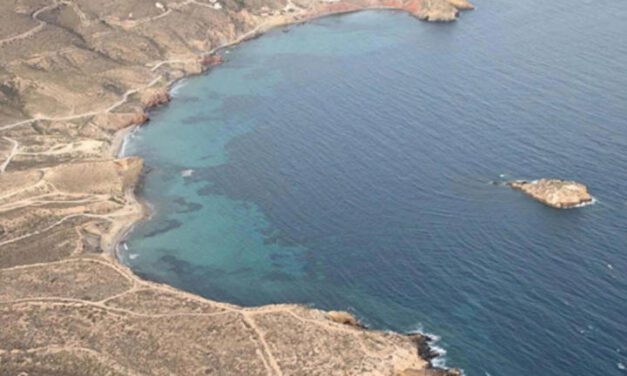 Muere un joven de 17 años cuando hacía buceo en apnea en una playa de Mazarrón