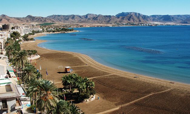 El Ayuntamiento de Mazarrón informa sobre el cierre preventivo de una playa por un leve incremento de residuos en el agua.