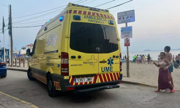 Da un cabezazo a un socorrista en una playa de Mazarrón y le rompe la nariz