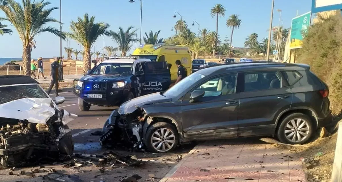 Roba en un semáforo un coche ocupado por un padre y su hijo y se estrella con él cuando conducía drogado y ebrio en Mazarrón