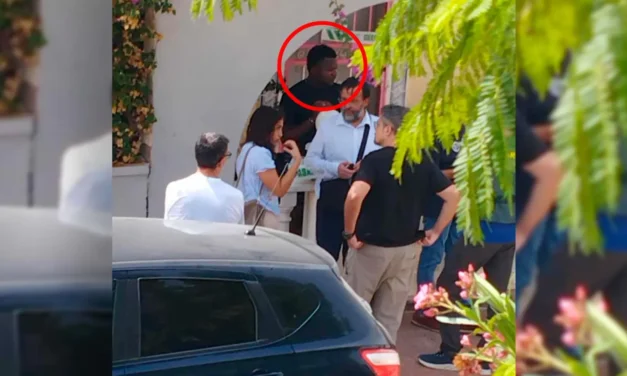 El hombre de color detenido por la Guardia Civil, durante el registro a una vivienda de la Urbanización Camposol de Mazarrón donde se han localizado restos humanos.