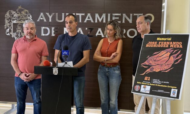 Ginés Campillo, alcalde de Mazarrón, ha presentado esta mañana en rueda de prensa el partido de baloncesto Memorial José Fernando Rodríguez Mesa, acompañado por la concejal de deportes, María Isabel Carrillo, y Andrés Durán, presidente del Club Baloncesto Mazarrón