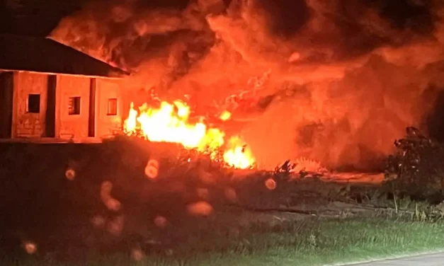 Alarma al incendiarse un camión abandonado junto a un almacén y un surtidor de gasolina en Mazarrón