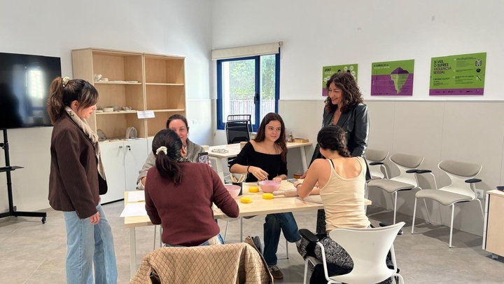 El CAIVAX organiza un taller de cerámica para víctimas de violencia sexual como terapia para mejorar su bienestar emocional