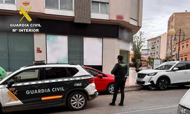 Un guardia civil fuera de servicio rescata en Mazarrón a una mujer del incendio en su vivienda
