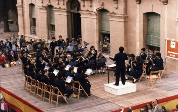 El 24 de noviembre de 1985, la Banda de Música de la Asociación Musical ‘Maestro Eugenio Calderón’ debutaba en la Plaza del Ayuntamiento de Mazarrón bajo la batuta de D. José Miguel Gómez Gil
