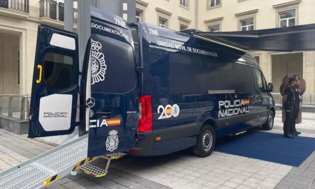 Ahora podrás hacer tu Pasaporte y DNI en Mazarrón, gracias al vehículo VIDOC de Policía Nacional El vehículo, completamente instrumentalizado y accesible, está preparado para expender y renovar tanto DNI como Pasaporte, de una manera instantánea y sin esperas ese mismo día     Gracias a la gestión del Ayuntamiento de Mazarrón, los vecinos y vecinas de la localidad podrán disfrutar de un nuevo servicio municipal que facilitará la renovación del DNI y el Pasaporte. El Vehículo Integral de Documentación (VIDOC), que se desplazará hasta Mazarrón, permitirá realizar estos trámites de manera rápida, instantánea, y sin necesidad de desplazarse fuera del municipio.  Este vehículo, que es parte del esfuerzo continuo del Ayuntamiento de Mazarrón por modernizar los servicios administrativos, ofrece una serie de novedades que mejorarán la experiencia de los usuarios:  Renovación de DNI y Pasaporte. En un mismo lugar. Entrega inmediata de los documentos renovados, ese mismo día. Nueva ubicación en el Pabellón de La Cañadica, C/ Virgen de Fátima, 1, un punto de fácil acceso para todos los ciudadanos.  El alcalde de Mazarrón, Ginés Campillo, ha destacado la importancia de este servicio: «Con la llegada del vehículo VIDOC a Mazarrón, damos un paso más hacia la modernización de nuestros servicios municipales. Este nuevo recurso no solo facilita la renovación del DNI y pasaporte, sino que también refleja nuestro compromiso por hacer la administración más accesible, ágil y cercana a todos los mazarroneros. Nos enorgullece poder ofrecer una solución eficiente que ahorre tiempo a nuestros vecinos y mejore su experiencia con los trámites administrativos».  Las primeras fechas en las que el vehículo VIDOC estará disponible en Mazarrón son las siguientes:  19 de noviembre de 2025 24 de noviembre de 2025 27 de noviembre de 2025  Los interesados podrán solicitar una cita llamando al 682 78 85 15 de lunes a viernes, de 9:00 a 14:00 horas. Con esta nueva iniciativa, el Ayuntamiento de Mazarrón continúa su trabajo para mejorar los servicios públicos y hacerlos más accesibles a toda la ciudadanía.