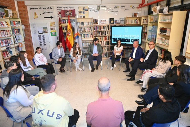 López Miras anuncia un nuevo Decreto de Convivencia Escolar que amplía su ámbito de aplicación al transporte y comedores