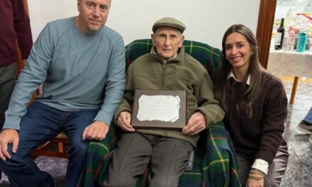 Domingo González Imbernón recibe un reconocimiento municipal por su 100 cumpleaños