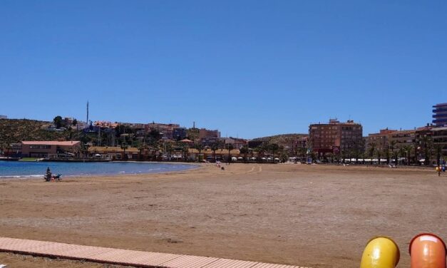 COSTAS SE COMPROMETE CON LOS VECINOS A ACTUAR EN LA PLAYA DEL PUERTO