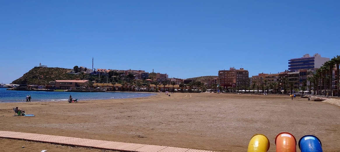 COSTAS SE COMPROMETE CON LOS VECINOS A ACTUAR EN LA PLAYA DEL PUERTO