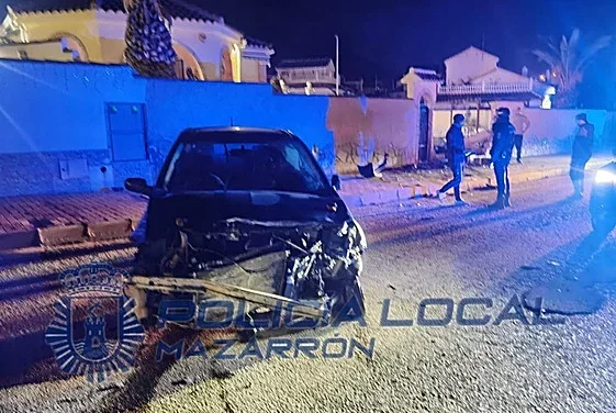 Un conductor se empotra contra el muro exterior de una vivienda en Mazarrón