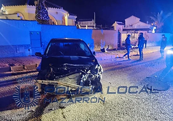 Un conductor se empotra contra el muro exterior de una vivienda en Mazarrón